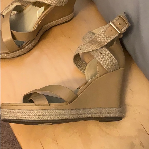 Tan wedges - Picture 2 of 5